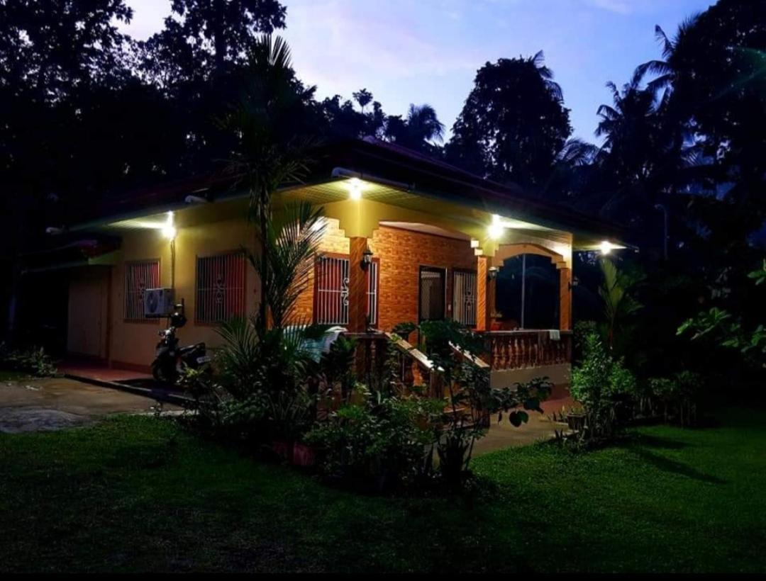 Paco'S Garden Home Stay Mambajao 外观 照片